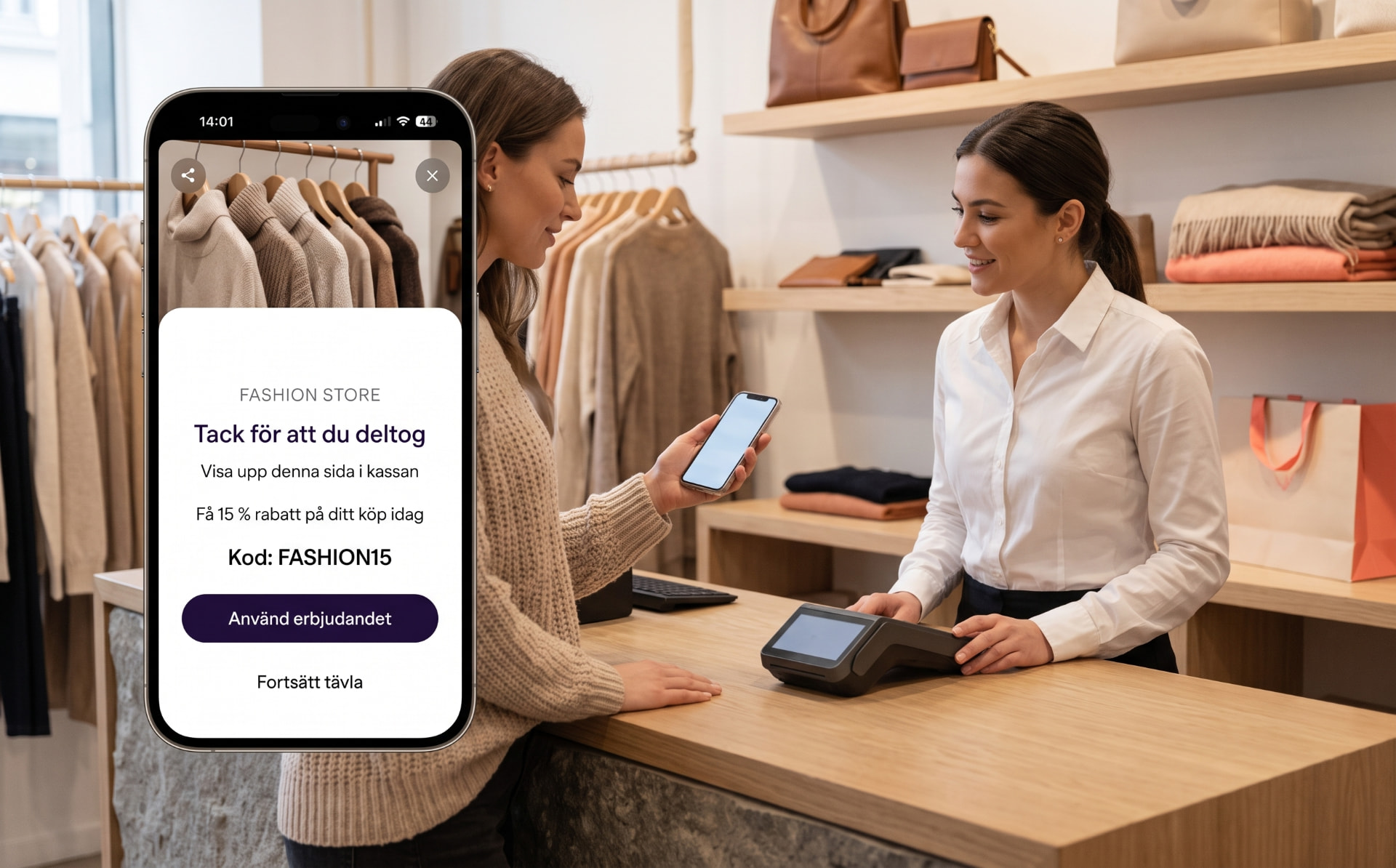 Kund i en lokal butik som visar en tävling från Challero på mobilen vid kassan.