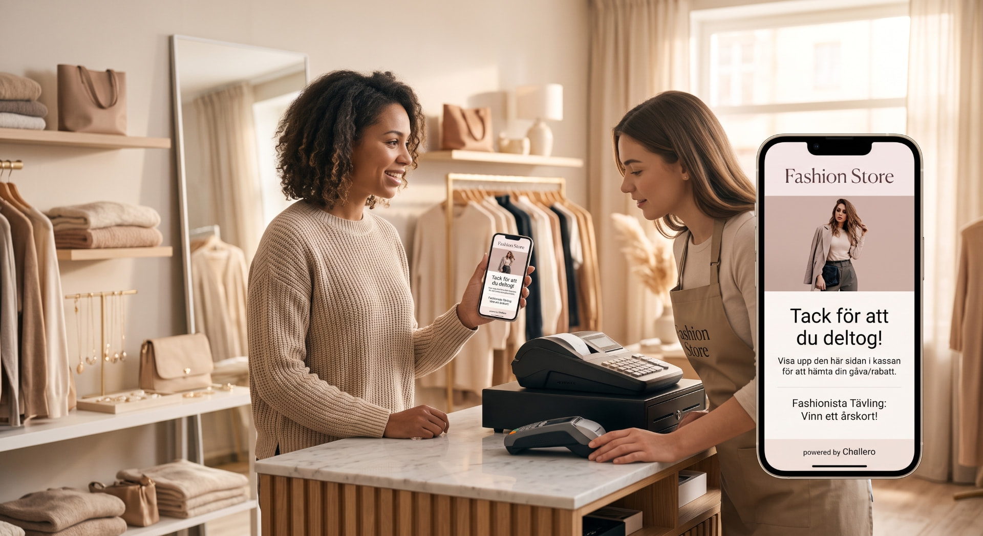 Kund i butik som visar en tävling på mobilen för personalen. Kund i butik som visar en tävling på mobilen för personalen.