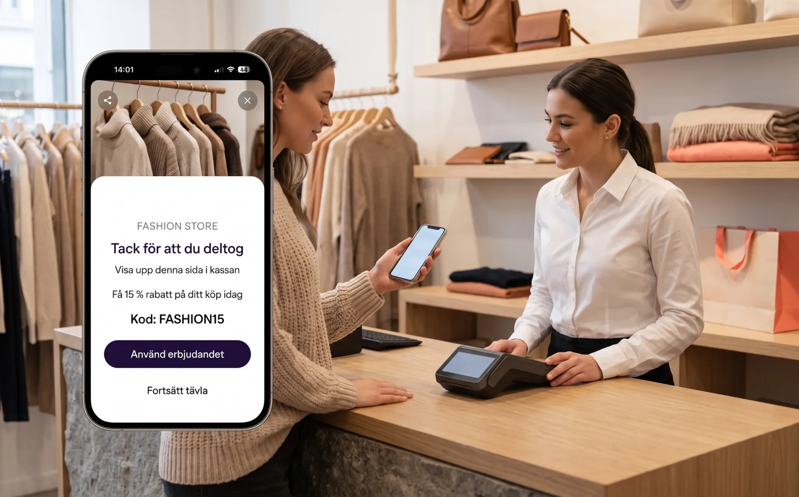 Kund i en lokal butik som visar en tävling från Challero på mobilen vid kassan.