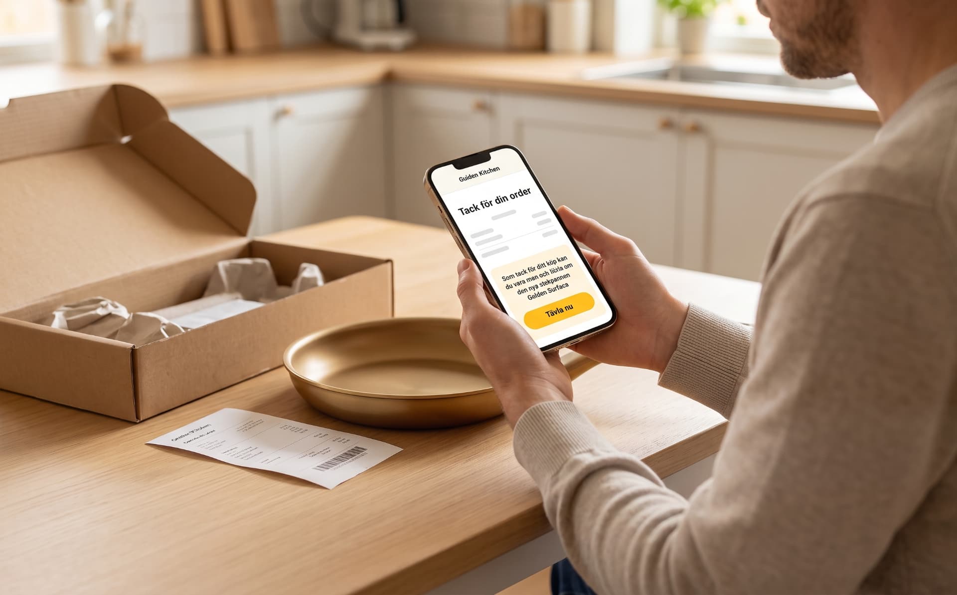 Kund som ser en orderbekräftelse med ett erbjudande i mobilen. Kund som ser en orderbekräftelse med ett erbjudande i mobilen.
